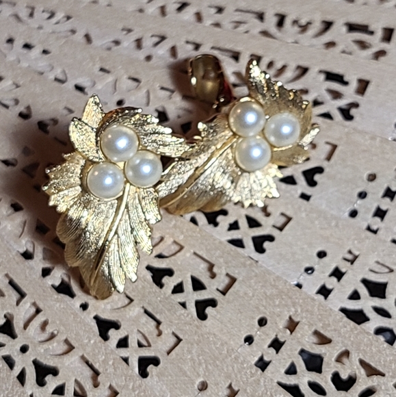 Clip on Earrings for sale vintage earrings gold pearl design - Picture 4 of 15
